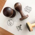 Egyedi gumibélyegző készítése fa nyéllel - kör alakú