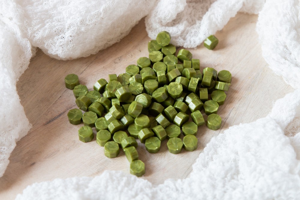   Pecsétviasz gyöngyök Wasabi zöld színben  – 45 db / csomag