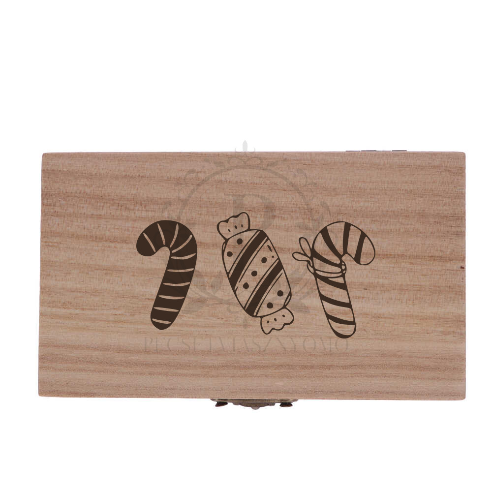 Fa négyzet díszdoboz cukorkás gravírozással