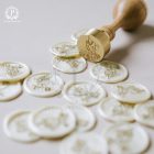 Egyedi mintás kész viasznyomat viaszgyöngyből 26mm méretben