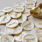 Egyedi mintás kész viasznyomat viaszgyöngyből 26mm méretben